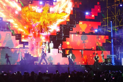 Cả nước đón năm mới 2025: Đà Lạt bắn pháo hoa sớm, bế mạc Festival Hoa - Ảnh 17. Cả nước đón năm mới 2025: Khắp chốn pháo hoa rền vang tỏa sáng bầu trời - Ảnh 19.