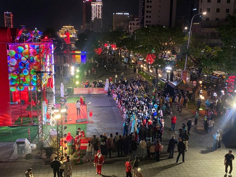 Cả nước đón năm mới 2025: Bạn trẻ xếp hàng từ sáng, trời mưa vẫn 'cháy' hết mình - Ảnh 12. Cả nước đón năm mới 2025: Pháo hoa rền vang khắp chốn - Ảnh 21.