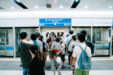 Cả nước đón năm mới 2025: Nhiều người xếp hàng từ sáng để 'quẩy' tưng bừng - Ảnh 7. Cả nước đón năm mới 2025: Khắp chốn pháo hoa rền vang tỏa sáng bầu trời - Ảnh 12.