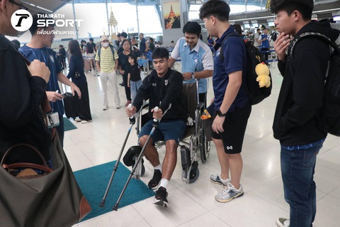 Tiền đạo đội tuyển Thái Lan chống nạng, ngồi xe lăn sang Việt Nam - Ảnh 1. Tiền đạo đội tuyển Thái Lan chống nạng, ngồi xe lăn sang Việt Nam - Ảnh 1.