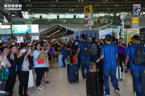 Tiền đạo đội tuyển Thái Lan chống nạng, ngồi xe lăn sang Việt Nam - Ảnh 5. Tiền đạo đội tuyển Thái Lan ngồi xe lăn sang Việt Nam - Ảnh 3.