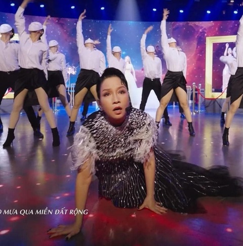 Những khoảnh khắc cực hài của showbiz Việt 2024 - Ảnh 1.