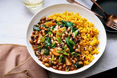 Salad cá muối củ cải đỏ, bánh vua, mì soba... là các món ăn truyền thống đón năm mới của các nước - Ảnh 2. Salad cá muối củ cải đỏ, bánh vua, mì soba... là các món ăn truyền thống đón năm mới của các nước - Ảnh 2.
