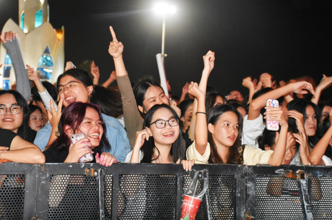 DJ nổi tiếng thế giới countdown ở Nha Trang, khách sạn, nhà hàng 'full bàn' tiệc xem pháo hoa - Ảnh 1. DJ nổi tiếng thế giới countdown ở Nha Trang, khách sạn, nhà hàng 'full bàn' tiệc xem pháo hoa - Ảnh 1.