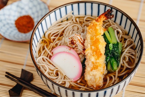 10 món ăn truyền thống đón năm mới ở các nước trên thế giới - Ảnh 4. Salad cá muối củ cải đỏ, bánh vua, mì soba... là các món ăn truyền thống đón năm mới - Ảnh 6.