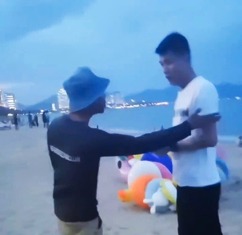 Vụ du khách đi dạo bãi biển Nha Trang bị thu 200.000 đồng: Người thu tiền chỉ thu phí thuê ghế ngồi - Ảnh 1. Vụ du khách đi dạo bãi biển Nha Trang bị thu 200.000 đồng: Người thu tiền chỉ thu phí thuê ghế ngồi - Ảnh 1.