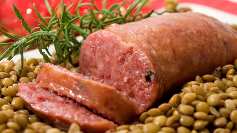 10 món ăn truyền thống đón năm mới ở các nước trên thế giới - Ảnh 5. Salad cá muối củ cải đỏ, bánh vua, mì soba... là các món ăn truyền thống đón năm mới của các nước - Ảnh 7.