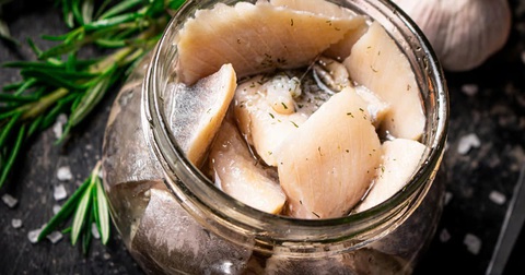 10 món ăn truyền thống đón năm mới ở các nước trên thế giới - Ảnh 6. Salad cá muối củ cải đỏ, bánh vua, mì soba... là các món ăn truyền thống đón năm mới của các nước - Ảnh 8.