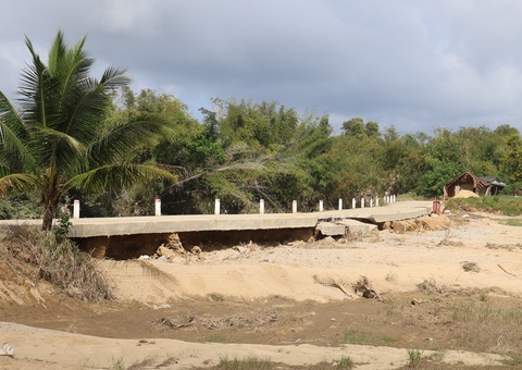 Bí thư Tỉnh ủy Quảng Ngãi kiểm tra, chỉ đạo xử lý sạt lở trên sông Trà Câu - Ảnh 3.
