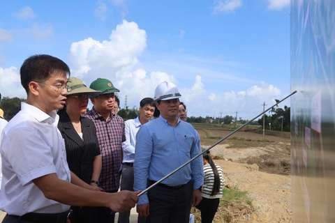 Bí thư Tỉnh ủy Quảng Ngãi kiểm tra, chỉ đạo xử lý sạt lở trên sông Trà Câu - Ảnh 4.