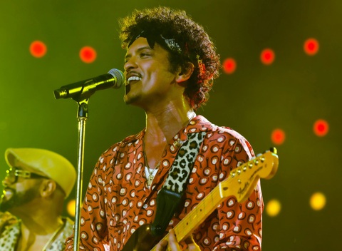 Billboard công bố top 25 ngôi sao vĩ đại, BTS bất ngờ vượt mặt Bruno Mars - Ảnh 7. Billboard công bố danh sách 25 ngôi sao vĩ đại, khán giả tiếp tục tranh cãi vì điều này - Ảnh 5.