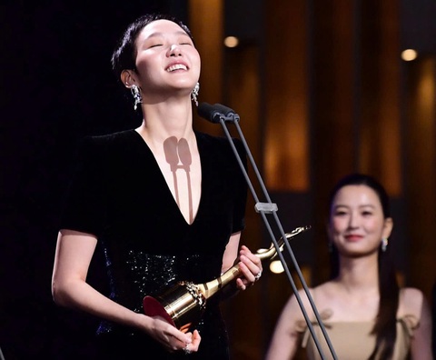 Rồng Xanh 2024 công bố bảng điểm, ảnh hậu Kim Go Eun chiến thắng thuyết phục với điểm tuyệt đối - Ảnh 1. Rồng Xanh 2024 công bố bảng điểm, ảnh hậu Kim Go Eun chiến thắng thuyết phục với điểm tuyệt đối - Ảnh 1.
