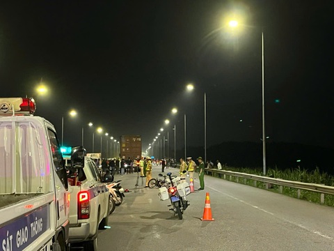 Xe đầu kéo va chạm xe máy, một học sinh tử vong, em còn lại bị thương - Ảnh 3.