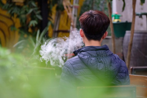 Tăng thuế thuốc lá, cấm thuốc lá điện tử hay biện pháp nào làm giảm nhanh số người hút thuốc? - Ảnh 1. Tăng thuế thuốc lá, cấm thuốc lá điện tử hay biện pháp nào làm giảm nhanh số người hút thuốc? - Ảnh 1.