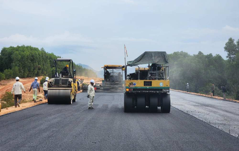 Tuyến đường từ quốc lộ 1 có nguy cơ trễ nhịp với cao tốc Quảng Ngãi - Hoài Nhơn - Ảnh 1.