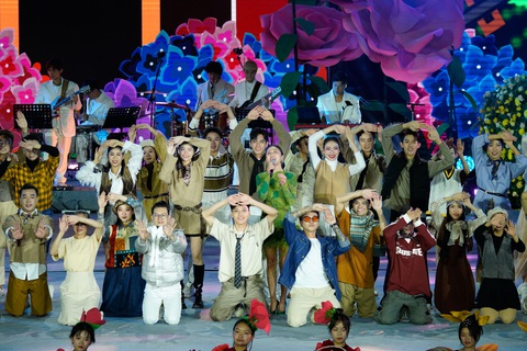 Bùng nổ đêm khai mạc festival hoa, Đà Lạt vào mùa hội du lịch - Ảnh 6.