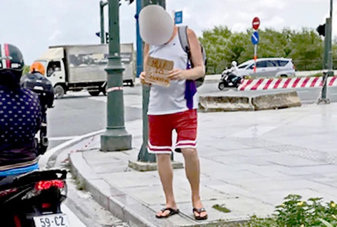 Có nên cho tiền người nước ngoài du lịch bụi? - Ảnh 1. Có nên cho tiền người nước ngoài du lịch bụi? - Ảnh 1.