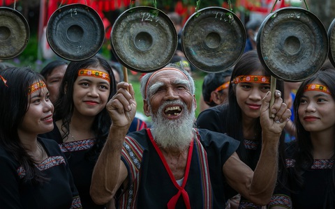 Người nước ngoài thấy Việt Nam hạnh phúc theo cách nào? - Ảnh 1. Người nước ngoài thấy Việt Nam hạnh phúc theo cách nào? - Ảnh 1.