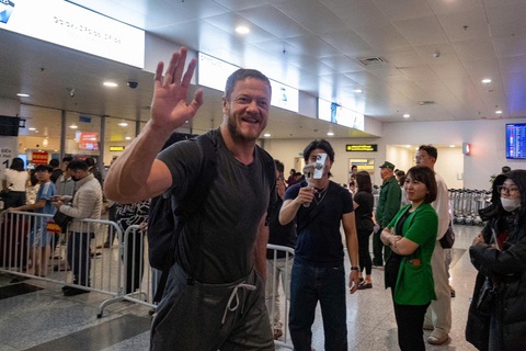 Imagine Dragons đã hạ cánh tại sân bay Tân Sơn Nhất TP.HCM - Ảnh 3. Imagine Dragons đã hạ cánh tại sân bay Tân Sơn Nhất TP.HCM - Ảnh 3.