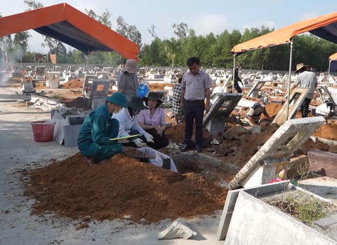 Lấy mẫu ADN tìm thân nhân cho liệt sĩ chưa xác định danh tính hi sinh ở Quảng Ngãi - Ảnh 4.