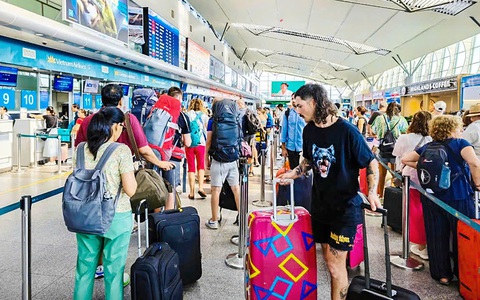 Mở lối đi ưu tiên thu phí ở sân bay Đà Nẵng, ai cũng ưu tiên rồi biết ưu tiên ai? - Ảnh 1. Mở lối đi ưu tiên thu phí ở sân bay Đà Nẵng, ai cũng ưu tiên rồi biết ưu tiên ai? - Ảnh 2.