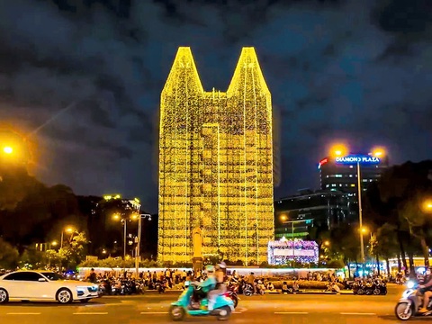 Ngắm nhà thờ Đức Bà lung linh ánh sáng dịp Giáng sinh - Ảnh 1. Ngắm nhà thờ Đức Bà Sài Gòn 'khoác áo mới' sáng rực rỡ mùa Giáng sinh - Ảnh 1.