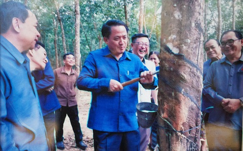 Kỳ tích cao su Việt trên nước bạn Lào - Kỳ 5: Chủ tịch huyện Lào đi đầu trồng cao su cho dân tin - Ảnh 2. Kỳ tích cao su Việt trên nước bạn Lào - Kỳ 5: Chủ tịch huyện Lào đi đầu trồng cao su cho dân tin - Ảnh 2.