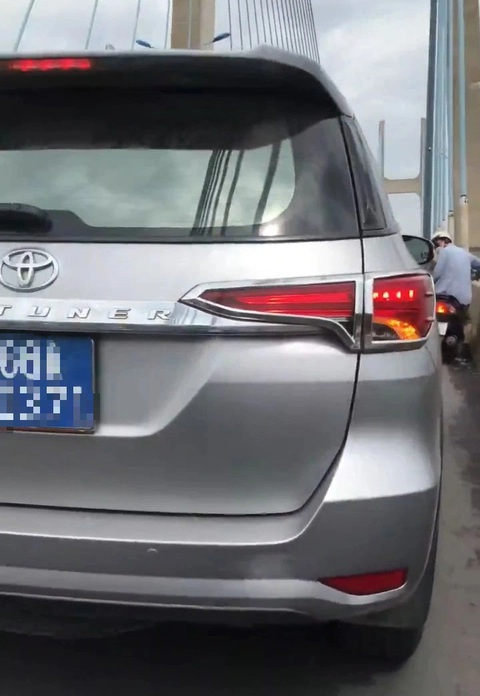 Lập biên bản tài xế xe biển xanh đi vào làn xe máy trên cầu Phú Mỹ - Ảnh 1.