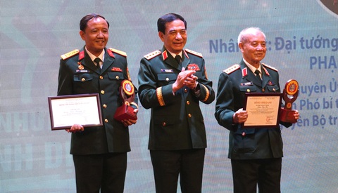 Thiếu tướng Nguyễn Quốc Thước 98 tuổi lên sân khấu nhận vinh danh ‘tấm gương bình dị mà cao quý’ - Ảnh 1. Trung tướng Nguyễn Quốc Thước nhận vinh danh tấm gương bình dị mà cao quý - Ảnh 1.