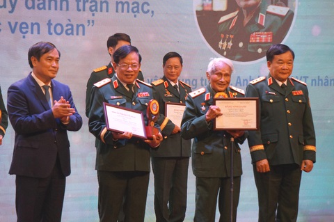 Thiếu tướng Nguyễn Quốc Thước 98 tuổi lên sân khấu nhận vinh danh ‘tấm gương bình dị mà cao quý’ - Ảnh 4. Thiếu tướng Nguyễn Quốc Thước 98 tuổi lên sân khấu nhận vinh danh ‘tấm gương bình dị mà cao quý’ - Ảnh 2.