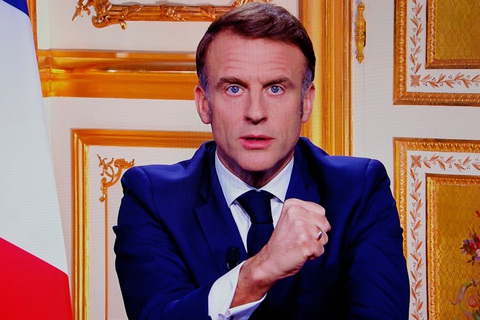 Ông Macron quyết giữ ghế đến hết nhiệm kỳ - Ảnh 1. Ông Macron quyết giữ ghế đến cùng - Ảnh 1.