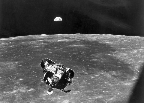 NASA lại hoãn đưa người trở lại Mặt trăng - Ảnh 1.