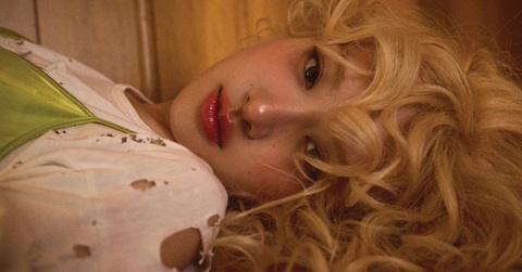HIEUTHUHAI và Sơn Tùng M-TP dẫn đầu Spotify; Sách mới của Taylor Swift bán chạy chỉ thua Obama - Ảnh 6. Sách mới của Taylor Swift bán chạy chỉ thua Obama; Màu sắc của năm 2025 là gì? - Ảnh 6.