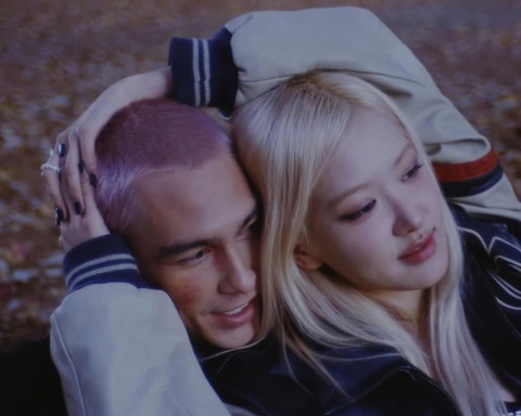 Nụ hôn của Rosé với mẫu Tây điển trai lại gây bão mạng xã hội - Ảnh 1.