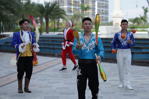 Rộn ràng các hoạt động đường phố tại 8Wonder Winter Festival - Ảnh 7. Rộn ràng các hoạt động đường phố tại 8Wonder Winter Festival - Ảnh 7.