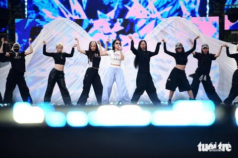 Chi Pu sexy, Soobin nhảy máu lửa trong tổng duyệt 8WONDER Winter 2024 - Ảnh 9. Chi Pu sexy, Soobin nhảy máu lửa trong tổng duyệt 8WONDER Winter 2024 - Ảnh 9.