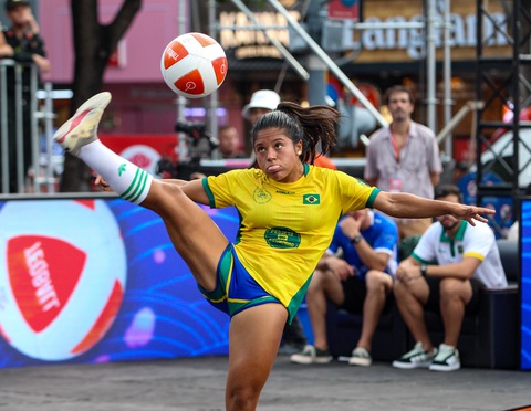 Chuyện tình ngọt ngào của nữ VĐV Brazil tại Giải teqball thế giới - Ảnh 2.