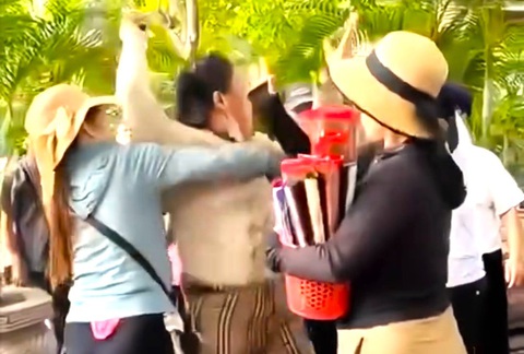Xử lý các trường hợp bán hàng rong xô xát với du khách Trung Quốc ở chùa Long Sơn - Ảnh 1. Xử lý 3 người bán hàng rong xô xát với du khách Trung Quốc ở Nha Trang - Ảnh 1.