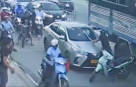 Người đàn ông đập phá ô tô sau va chạm giao thông bị tạm giữ - Ảnh 2. Người đàn ông đập phá ô tô sau va chạm giao thông ở Bình Dương từng có tiền án tội giết người - Ảnh 2.