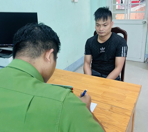Người đàn ông đập phá ô tô sau va chạm giao thông bị tạm giữ - Ảnh 1. Tạm giữ người đàn ông đập phá ô tô sau va chạm giao thông - Ảnh 1.