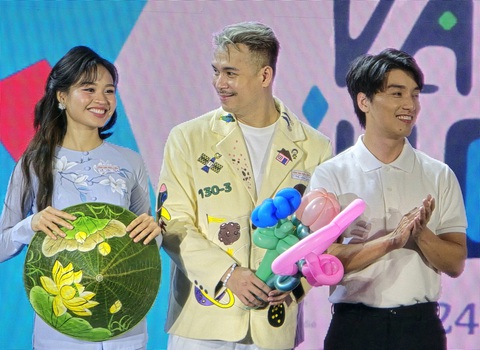 Phương Mỹ Chi ủng hộ bạn thân Phương Duyên đóng 'Kính vạn hoa' - Ảnh 4. Phương Mỹ Chi ủng hộ bạn thân Phương Duyên đóng 'Kính vạn hoa' - Ảnh 4.
