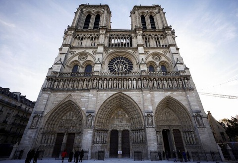 Tiếng chuông Emmanuel vang lên, người dân Pháp vỡ oà khi Nhà thờ Đức Bà Paris trở lại - Ảnh 1. Người dân Pháp vỡ òa đón nhà thờ Đức Bà Paris trở lại - Ảnh 1.