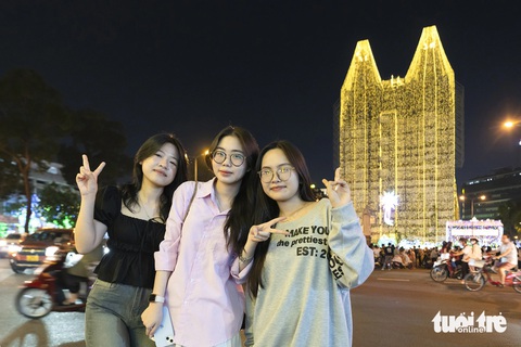 Ngắm nhà thờ Đức Bà Sài Gòn 'khoác áo mới' sáng rực rỡ mùa Giáng sinh - Ảnh 6. Ngắm nhà thờ Đức Bà Sài Gòn 'khoác áo mới' sáng rực rỡ mùa Giáng sinh - Ảnh 6.