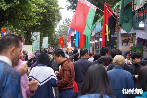 Người Hà Nội chen chúc đi lễ hội ẩm thực quốc tế trong gió lạnh đầu mùa - Ảnh 1. Đến lễ hội ẩm thực quốc tế Hà Nội ăn chà là nếm vang Pháp, kẹo Nga đến heo quay, phở, bánh mì - Ảnh 1.