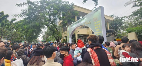 Người Hà Nội chen chúc đến lễ hội ẩm thực quốc tế trong gió lạnh đầu mùa - Ảnh 2. Người Hà Nội chen chúc đến lễ hội ẩm thực quốc tế trong gió lạnh đầu mùa - Ảnh 2.