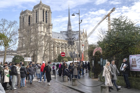 Notre-Dame mang hy vọng trở lại nước Pháp - Ảnh 1. Notre-Dame mang hy vọng trở lại nước Pháp - Ảnh 1.
