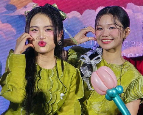 Phương Mỹ Chi ủng hộ bạn thân Phương Duyên đóng 'Kính vạn hoa' - Ảnh 1. Phương Mỹ Chi ủng hộ bạn thân Phương Duyên đóng 'Kính vạn hoa' - Ảnh 1.
