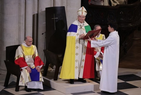 Tiếng chuông Emmanuel vang lên, người dân Pháp vỡ oà khi Nhà thờ Đức Bà Paris trở lại - Ảnh 6. Người dân Pháp vỡ òa đón nhà thờ Đức Bà Paris trở lại - Ảnh 6.