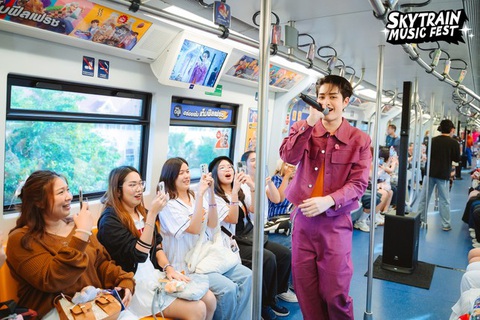 Độc lạ Đông Nam Á: 'Đu concert' ngay trên tàu điện - Ảnh 6.
