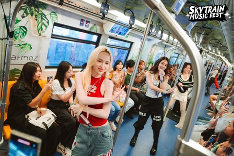 Độc lạ Đông Nam Á: 'Đu concert' ngay trên tàu điện - Ảnh 1.
